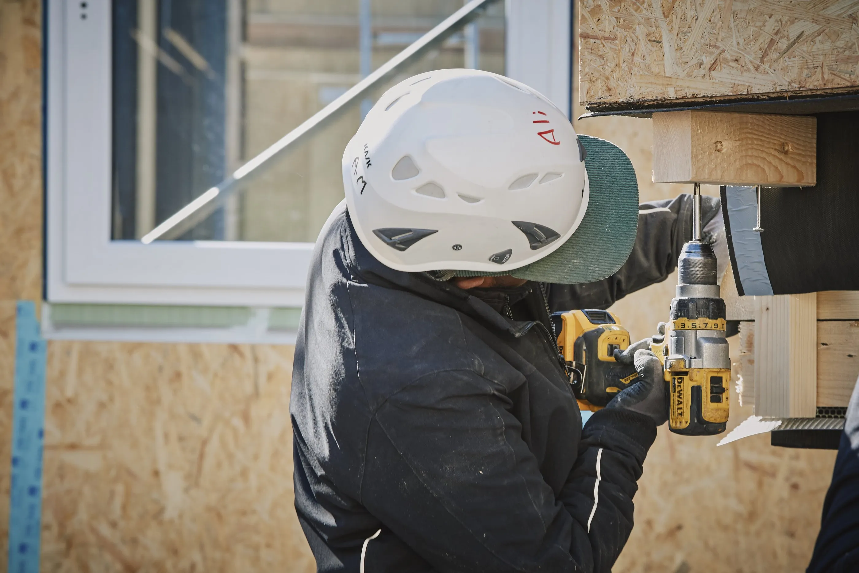 Bauer Holzbau: Zimmerer-Recruiting mit Reels aus der eigenen Werkhalle