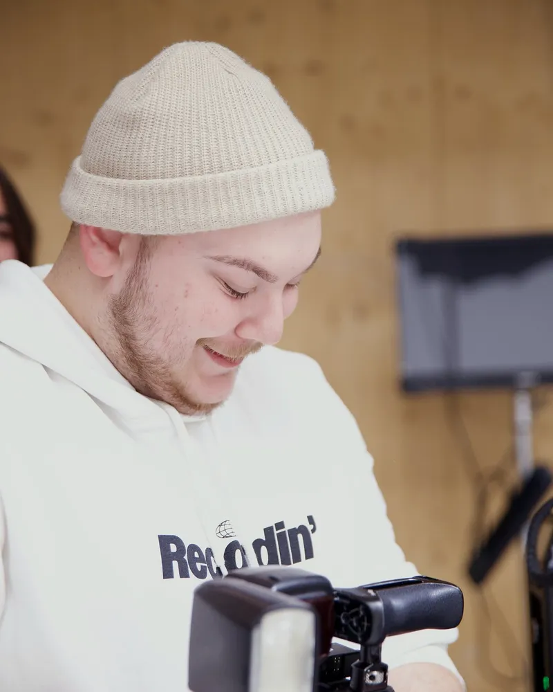 Videograf richtet die Kamera mit Aufsteck-Licht ein