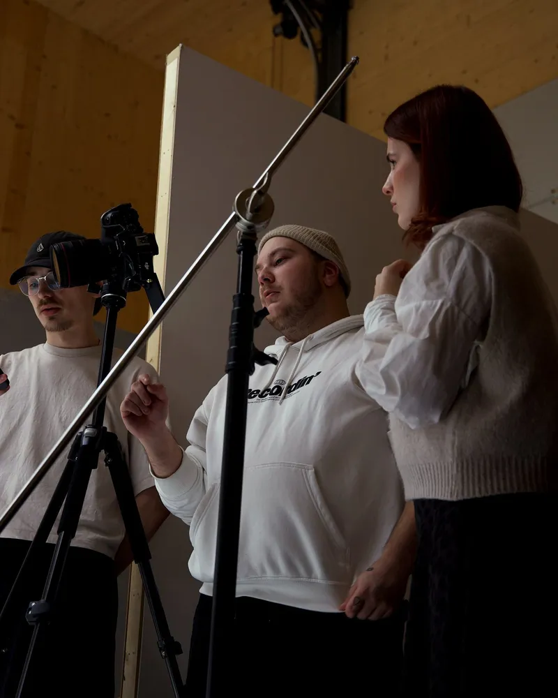 Videograf und Kollegin stimmen Kamera und Licht ab