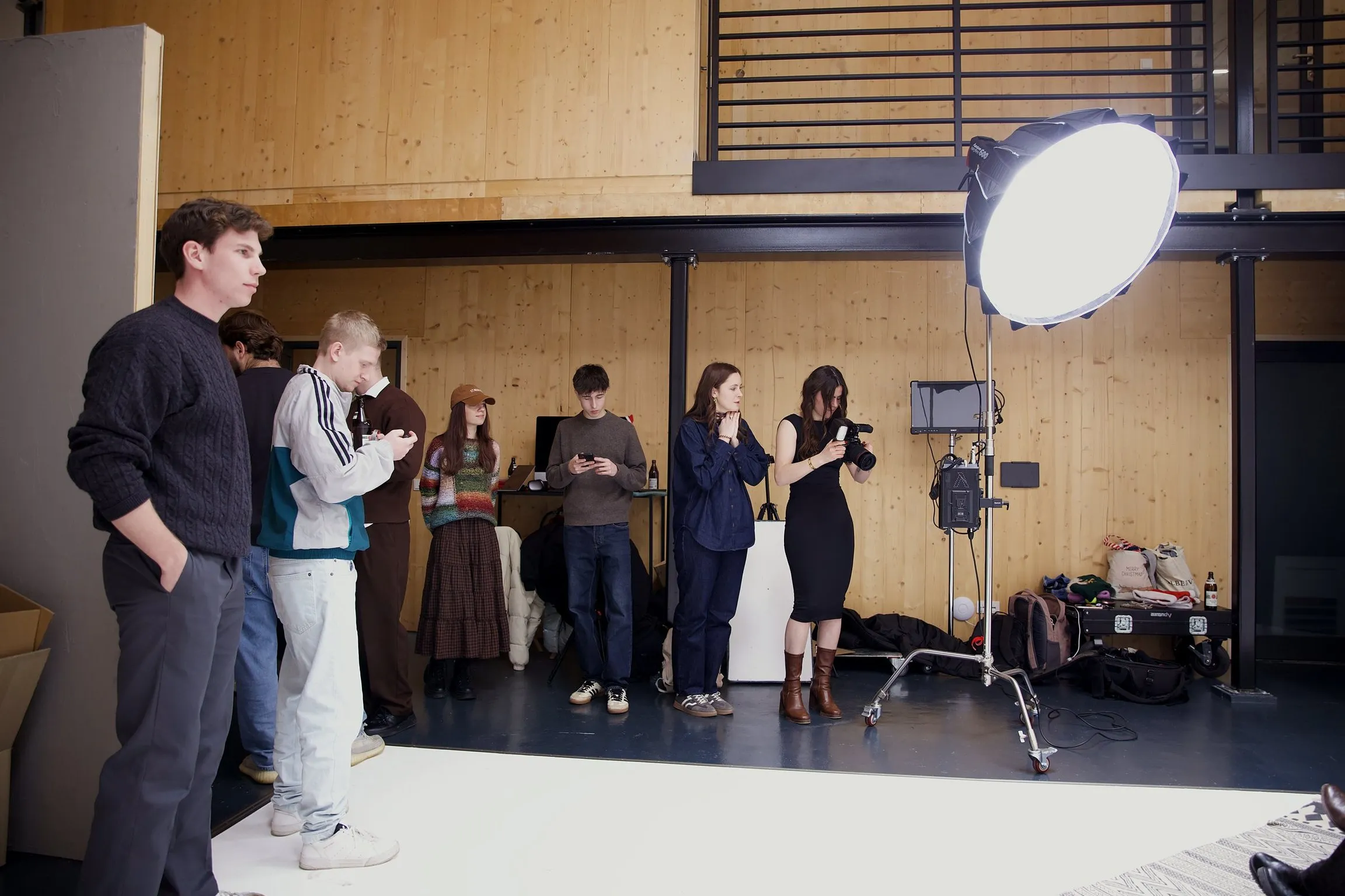 Das Team bereitet im Studio einen Dreh vor, mit Licht und Kameras