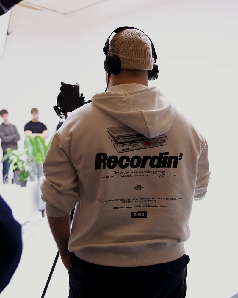Tontechniker mit Kopfhörern am Set
