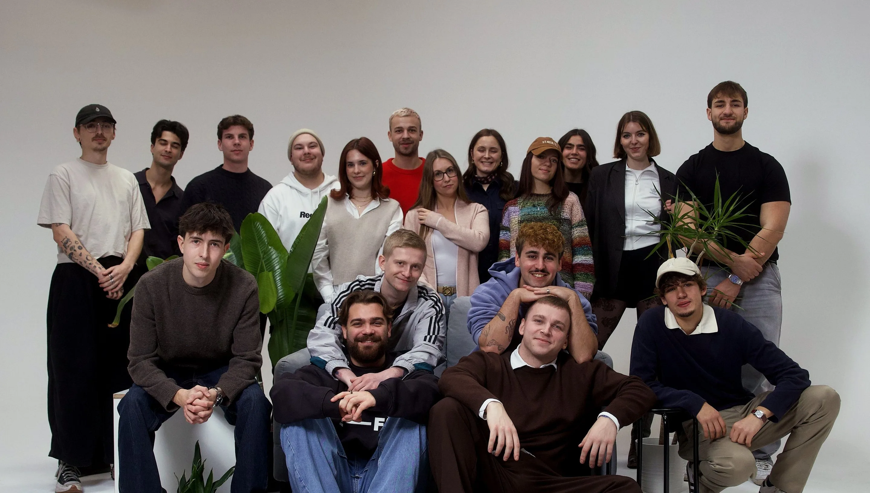 Das ganze Team von [mediarenner] im Fotostudio, rund um ein Sofa