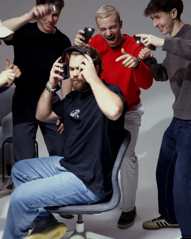 Das Team umringt Nikolaus Feist mit Kameras und Kopfhörern
