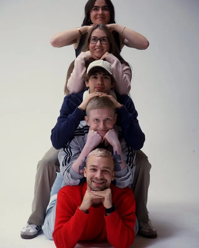 Fünf aus dem Team als Menschenpyramide, ganz unten Lukas Renner